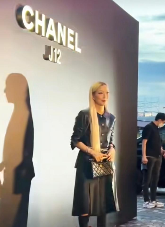 去年香港香奈儿晚宴，郑秀文这套造型真的让人惊艳！浅金超长直发搭配黑色皮衣，简