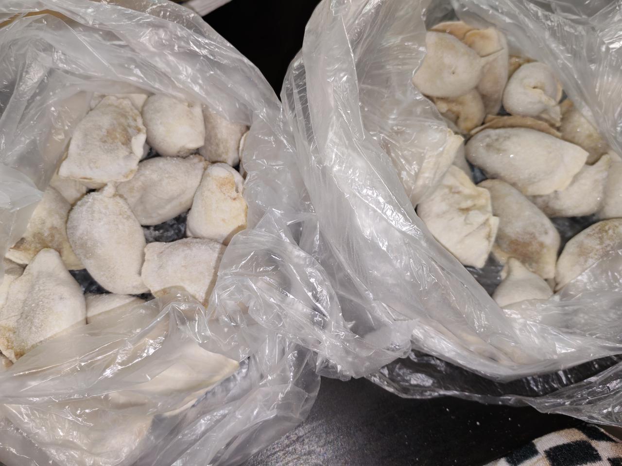 饺子做多了，冰箱冷冻！是生的冻好还是煮熟了冻好呢？一博主说：他正好饭点赶到朋
