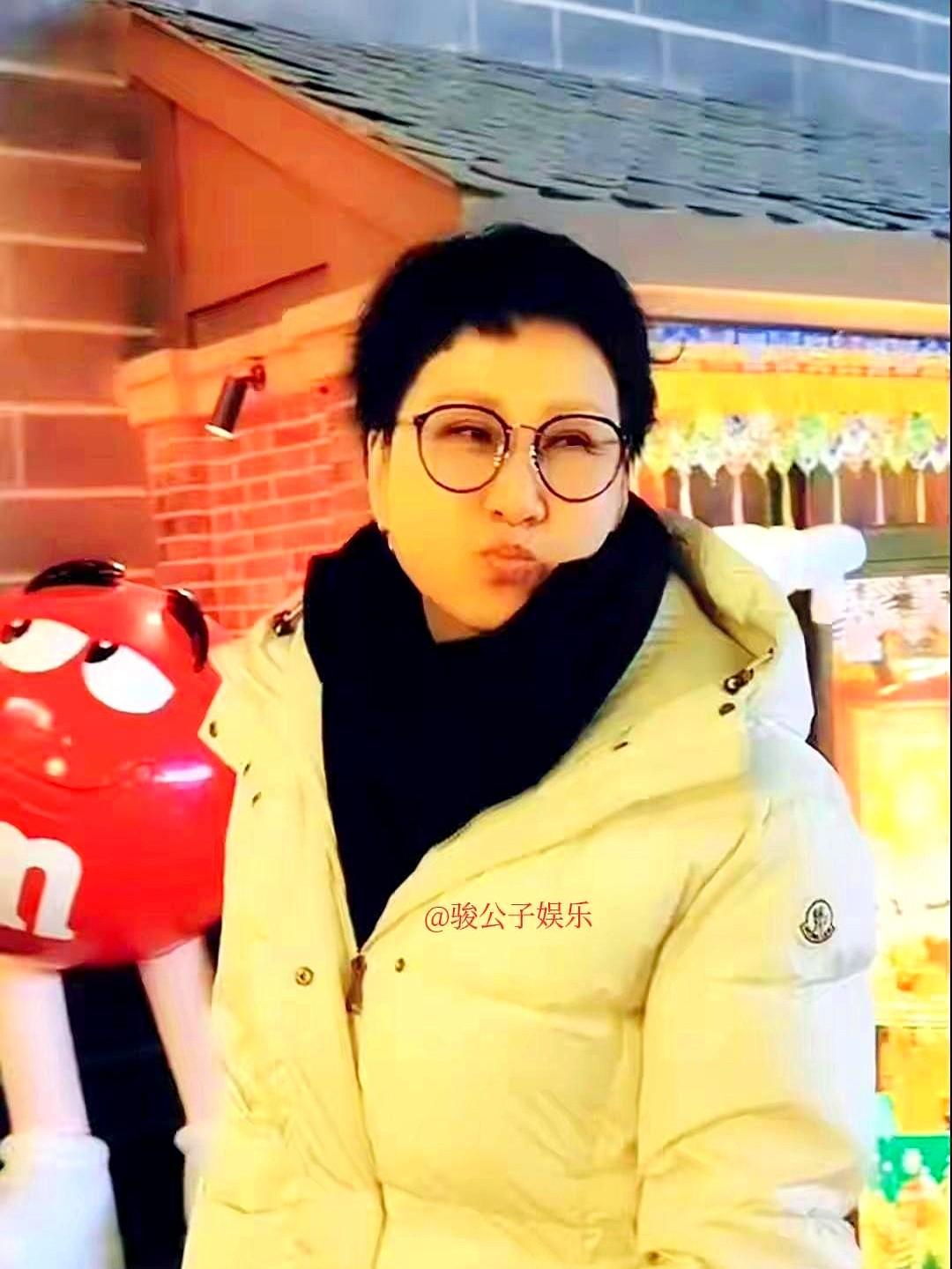 63岁张凯丽，回家乡长春竟然是这副模样？白色羽绒服裹得严严实实，在夜市大口吃