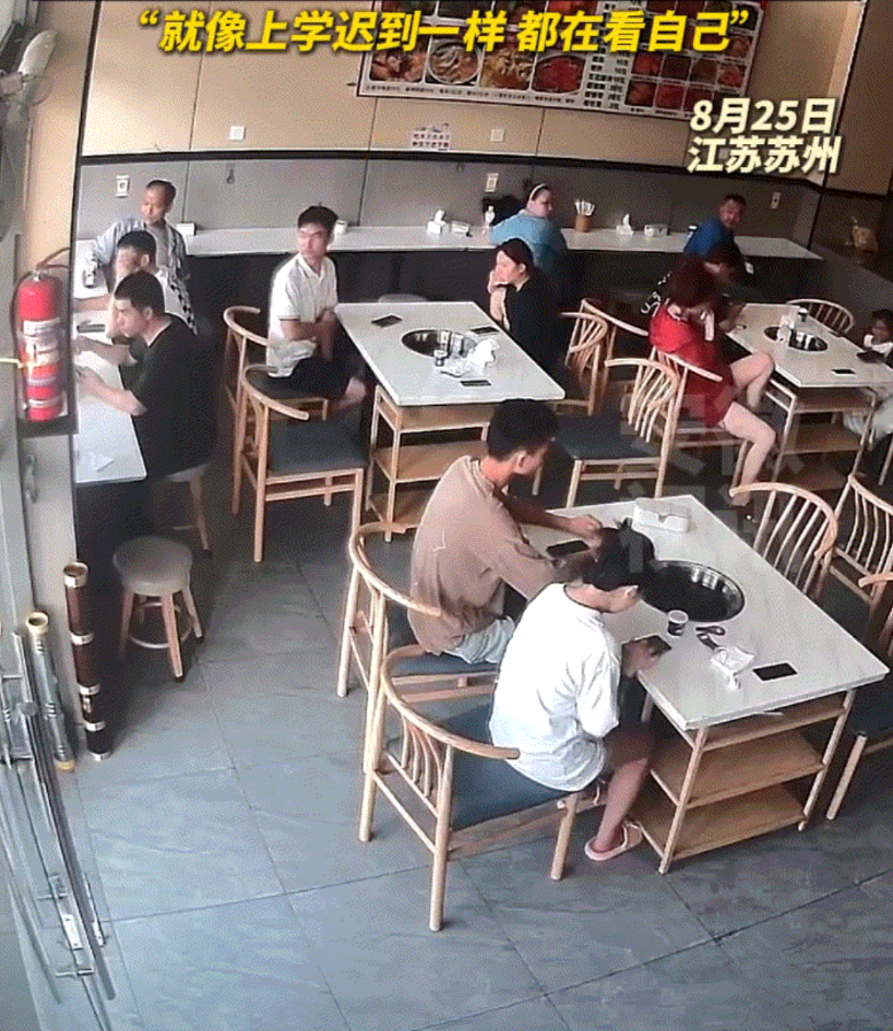 笑不活。江苏苏州，一早餐店老板娘因早上睡过头了，被顾客打电话催起来开店。当老板娘