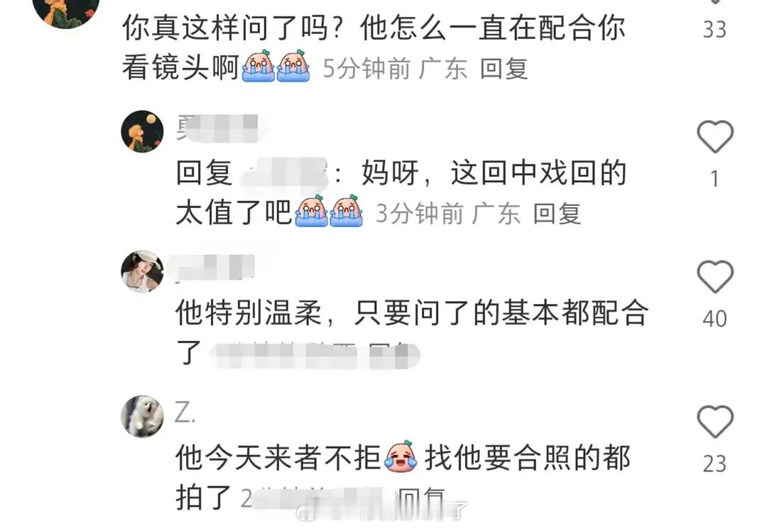 易烊千玺回中戏了，据说合影来者不拒，一边走一边合照，人太好了吧。​​​