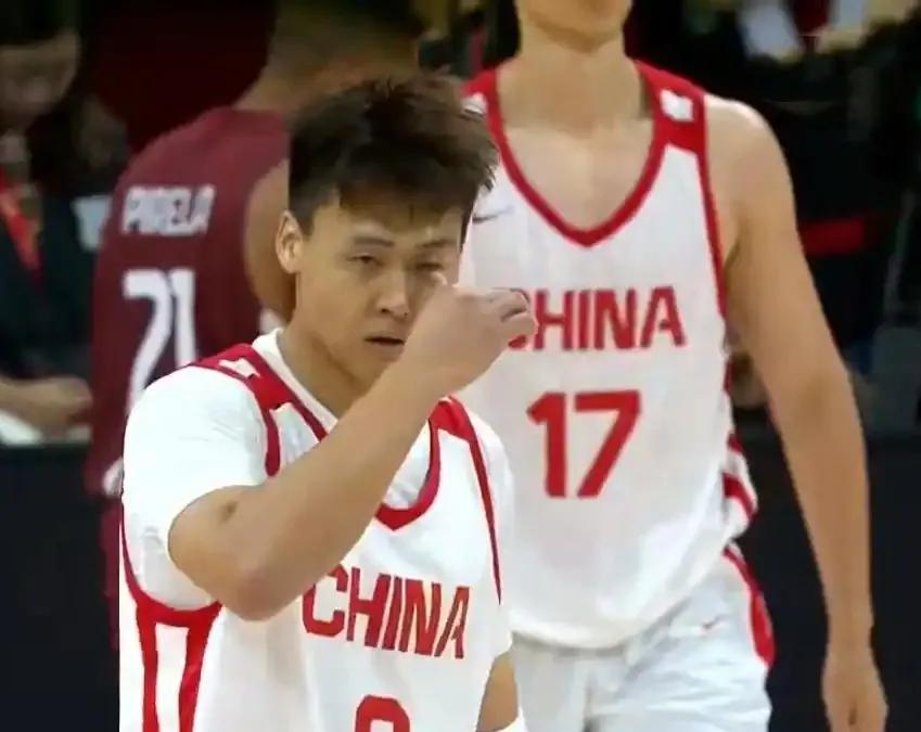 男篮亚洲杯开战，中国男篮首战迎战沙特队。第一节，中国男篮30-22领先8分，半场