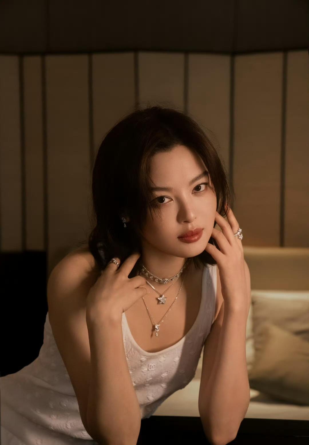 穿背心的辛芷蕾好撩人呀！果然，背心很适合辛芷蕾，辛芷蕾与背心也很合衬，这美感