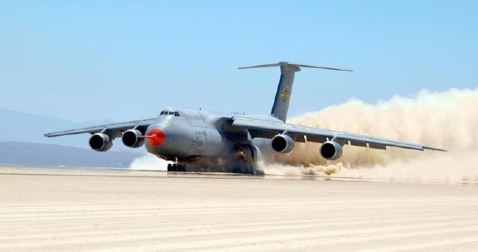 每天认识一件兵器美国C-5“银河”运输机机身长度：75.31米机身高度：19.