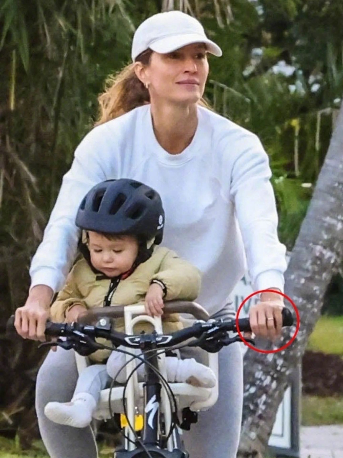 老三又出街了！吉赛尔.邦辰边健身边顺手遛儿子！小家伙貌似不想好好坐在座位上！