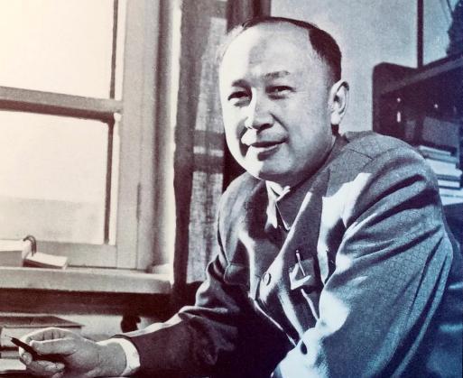 当年，毛主席接见钱学森，并问道：“我们的导弹能打到夏威夷吗？”钱学森的回答让所有