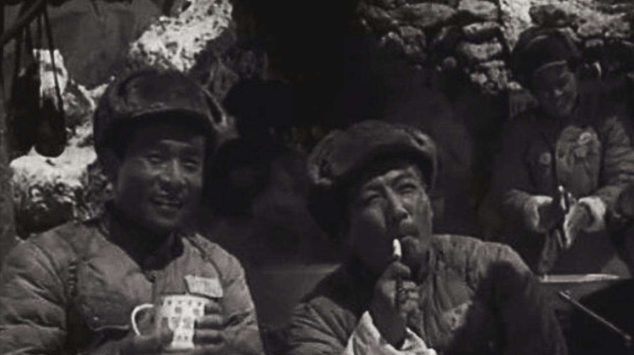 1948年的一天，在阜平城南庄的河沟里，几个警卫战士抓了几条鱼，给伟人改善生活。