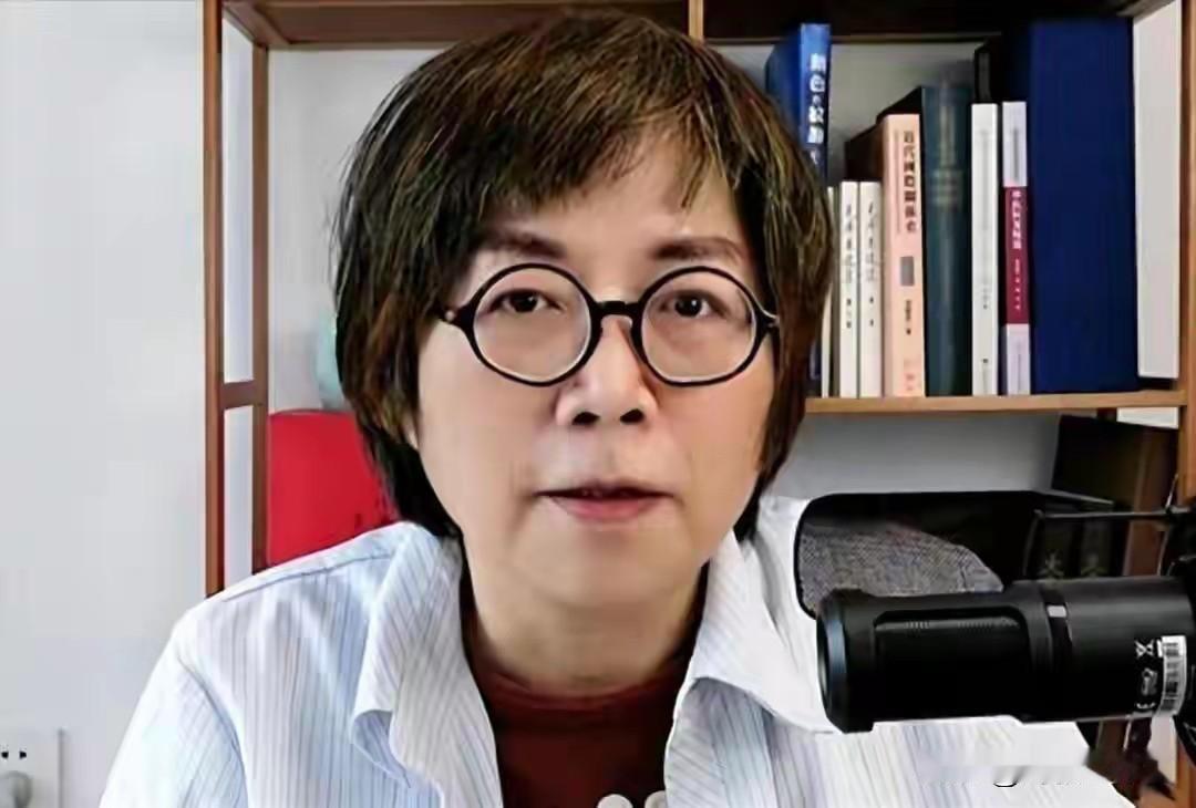 黄智贤反驳邱毅:你我本就不是一个阵营！近日，黄智贤的表态风波愈演愈烈，邱毅