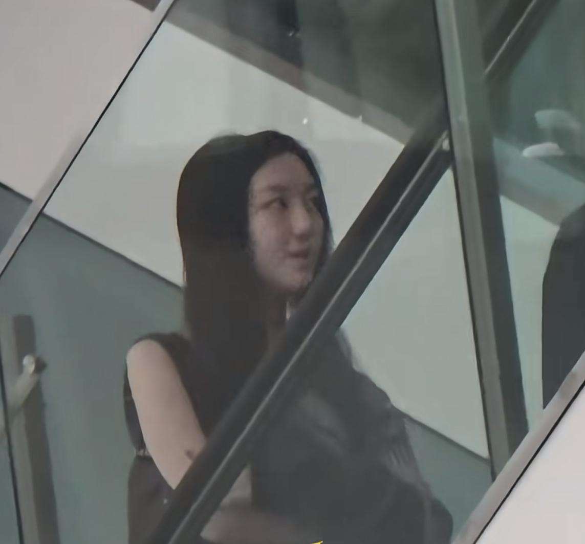 王菲李亚鹏的女儿也要进军娱乐圈了？19岁李嫣身穿露肩上衣紧身牛仔裤，又白又瘦很有