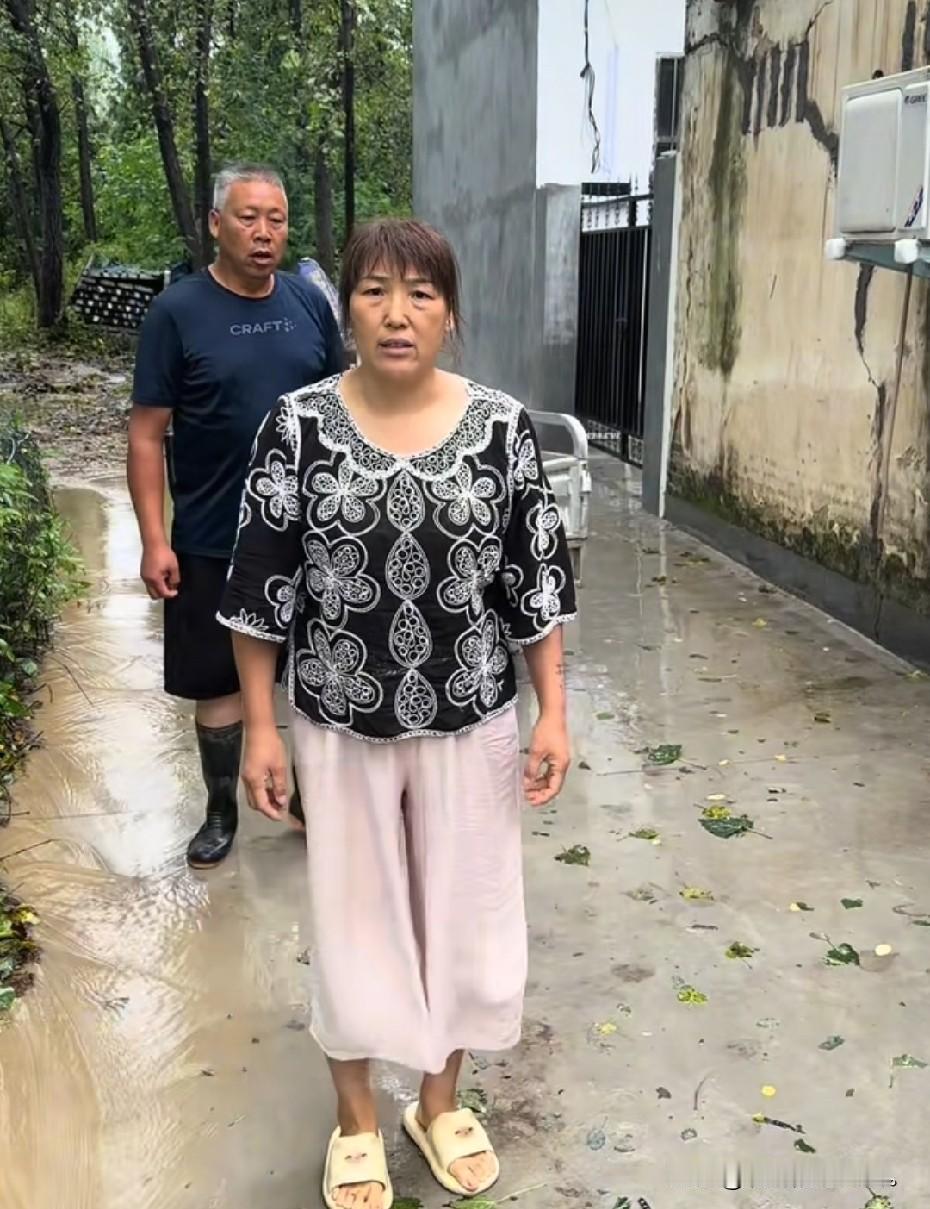 小故事！这刘二蛋她刚下过大雨。他们俩人就冲冲来找大飞，我让你把预支下