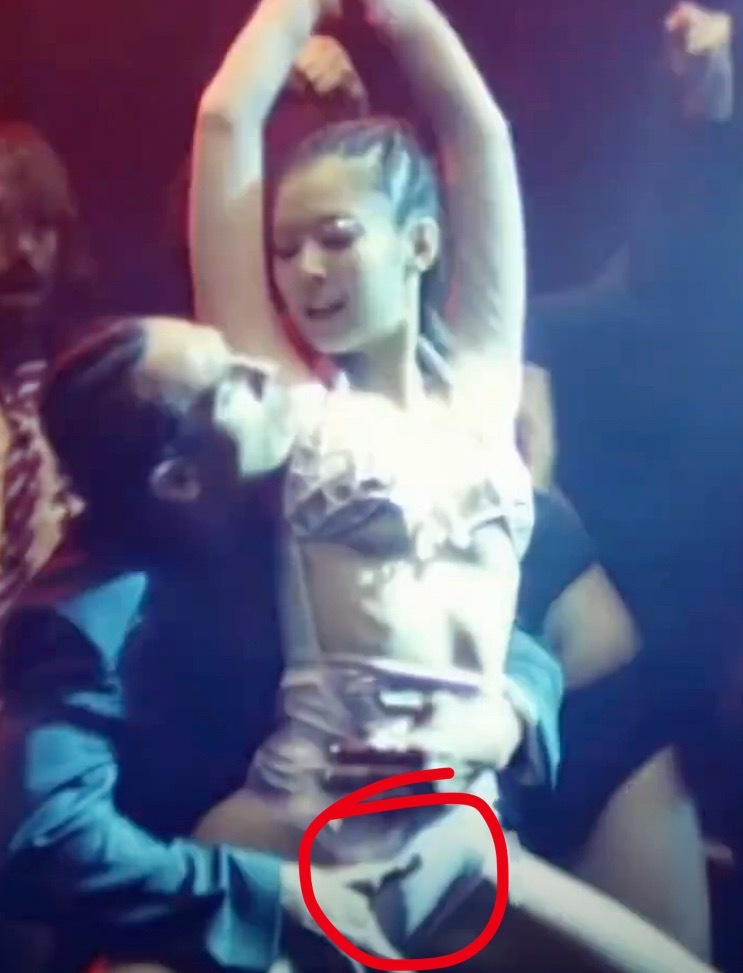 卧槽jennie到底是男的女的？为什么会突出来[？？？]​​​