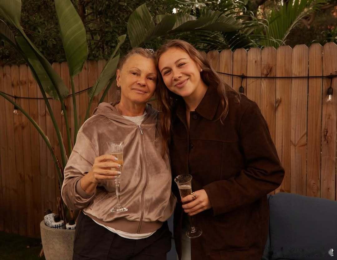 阿尼西莫娃和妈妈合影，像不像？