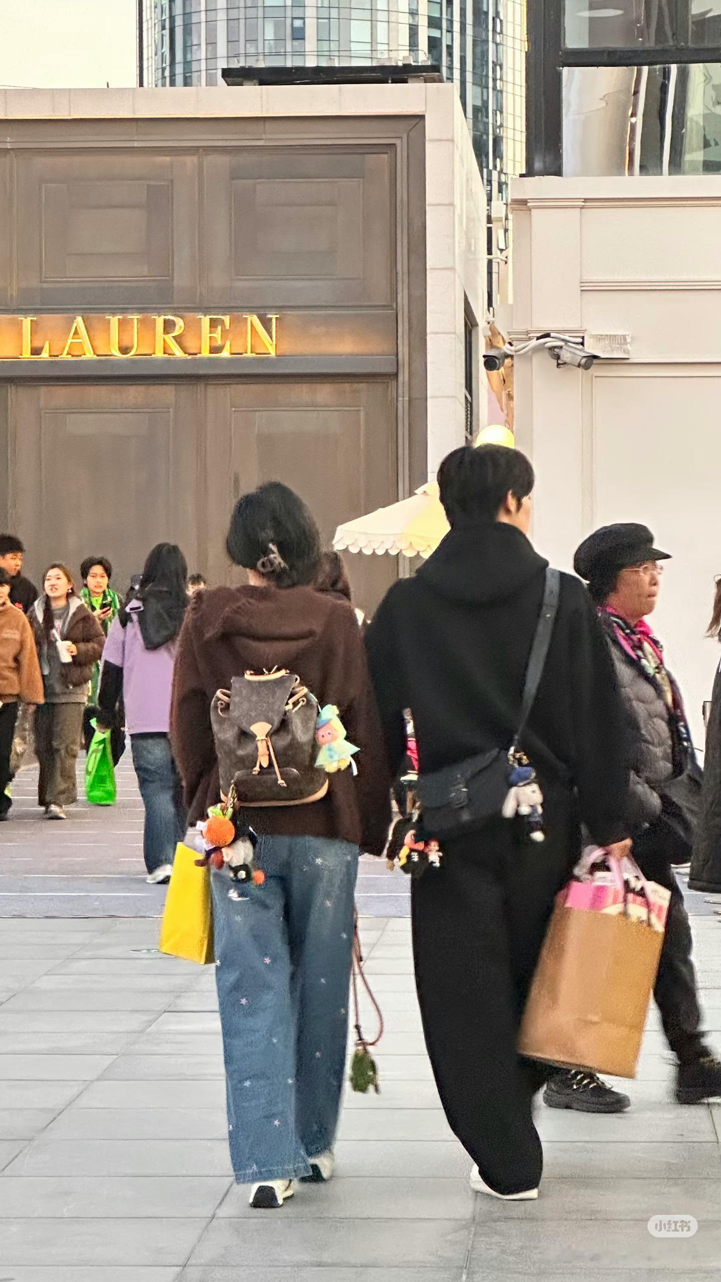 韩雨彤和曾辉私下好甜啊网友偶遇到这两人在十指紧扣逛街​​​