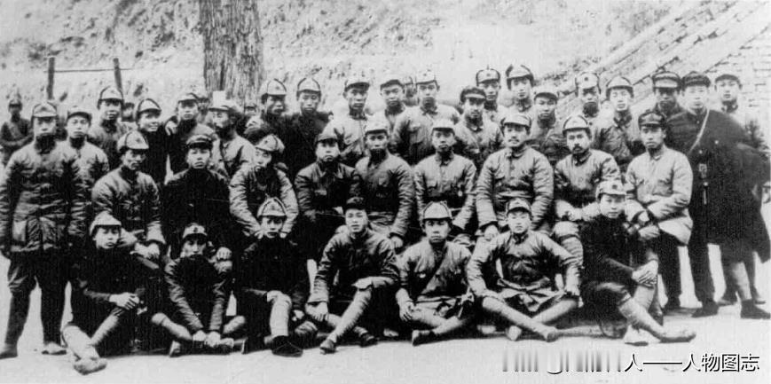 1936年12月，贺炳炎(二排右5)与贺龙(二排右3)、任弼时(二排右2)、王震