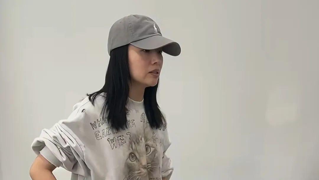 44岁董洁上海街拍:逆龄穿搭,你也可以轻松拥有