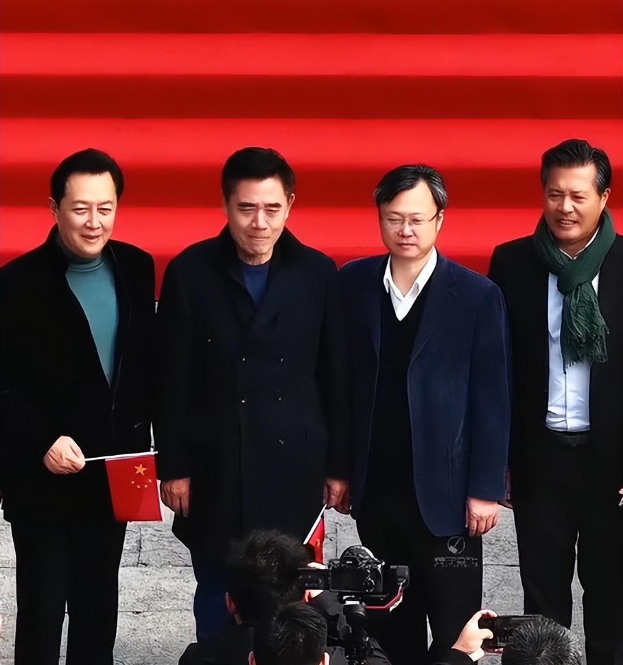 镜头中的唐国强白面乌发、目光沉和、气色盈和；一旁的陈宝国眉毛浓黑，目光低垂，紧抿