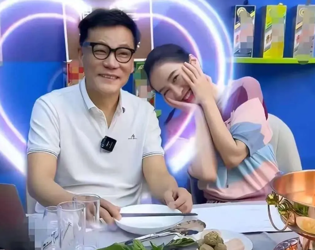 主持人问李国庆:“你跟叶璇之间的绯闻到底是怎么回事？是真的还是假的？”李国庆的一