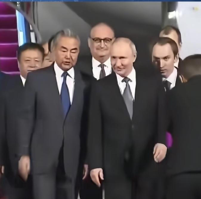 普京来华，到底有多放松？别的国际场合，他全程都紧绷冷硬，一刻也不敢松懈，结