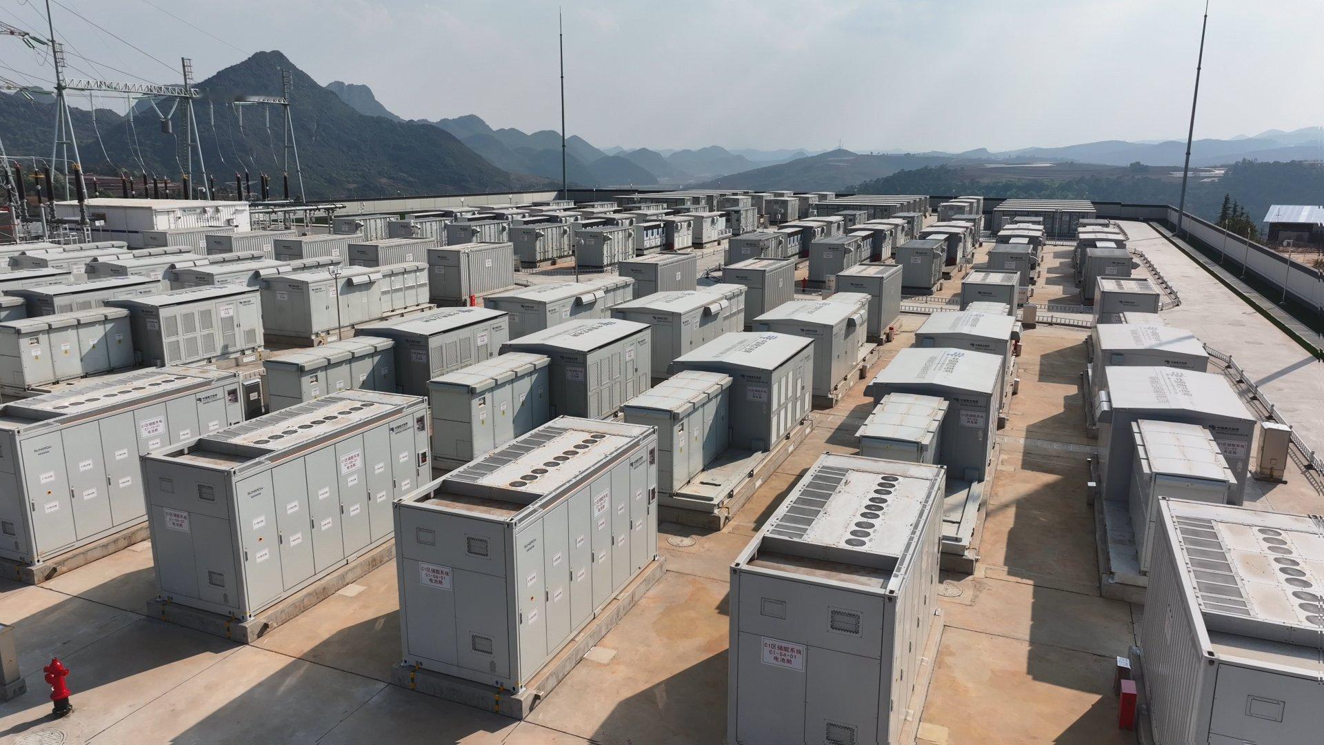 国内首个大型锂钠混合储能电站于周日在中国西南部的云南省投入运营。这座容量为40