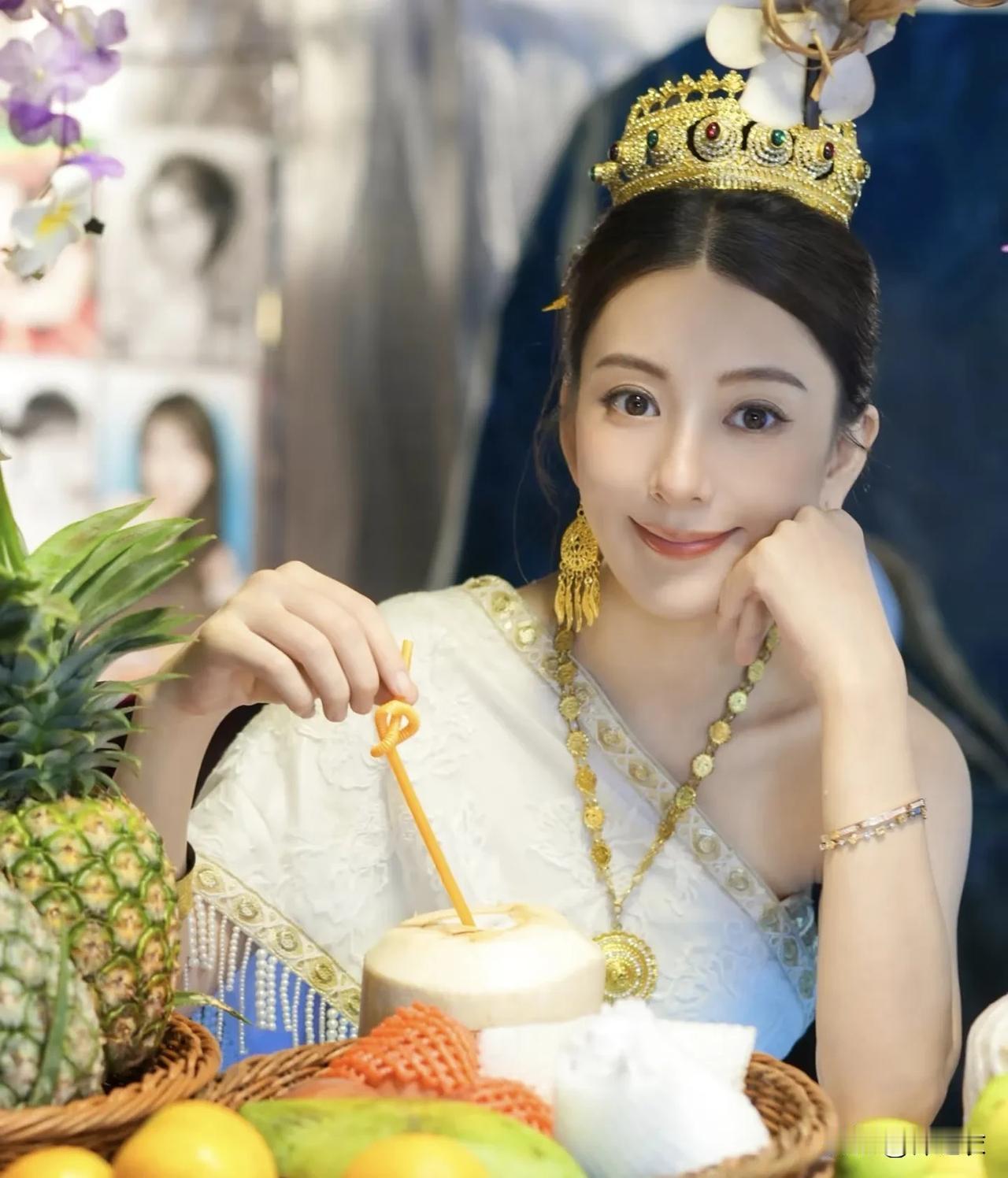 方媛最近现身西双版纳，她身穿一袭民族服饰，头戴皇冠，状态看很不错，而她都怀孕了，