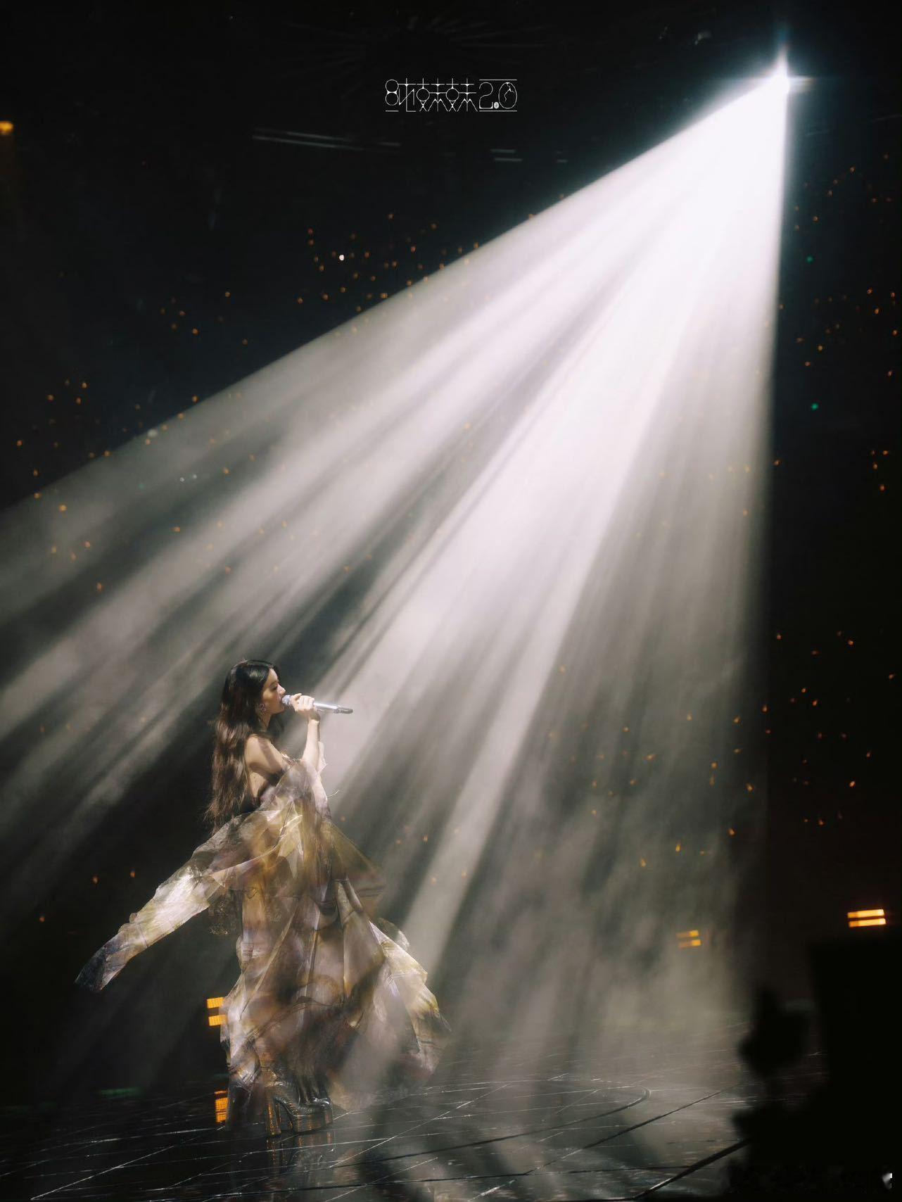 单依纯演唱会唱完君响起掌声刷到别人拍的巡演现场，单依纯唱《君》时的眼神太绝了，