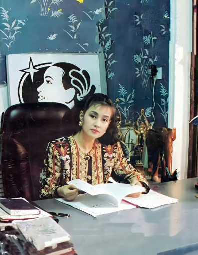 这张照片拍摄于1996年，这个时候的她已经46岁了，但是看起来依然非常年轻漂亮，