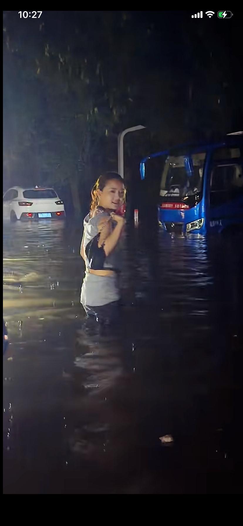 看看一场大雨让古都西安成“海滨城市”了再看看大街上的美女有没有一种“女汉子