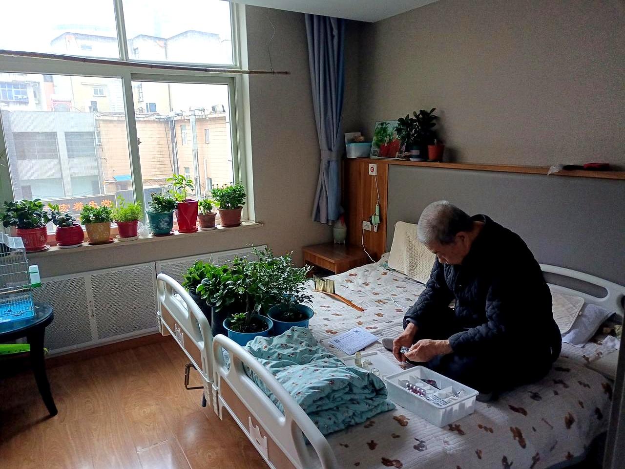 不到3000块，包吃包住还有专人伺候？这账我怎么算都觉得不可思议。一位80多岁