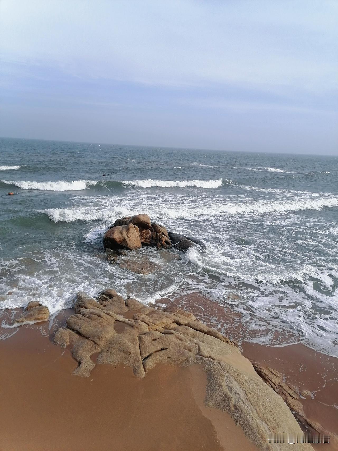 风吹大海千层浪，脚踩沙滩万点坑。这沙子又细又软，为了捡个贝壳，鞋还是湿了。不过