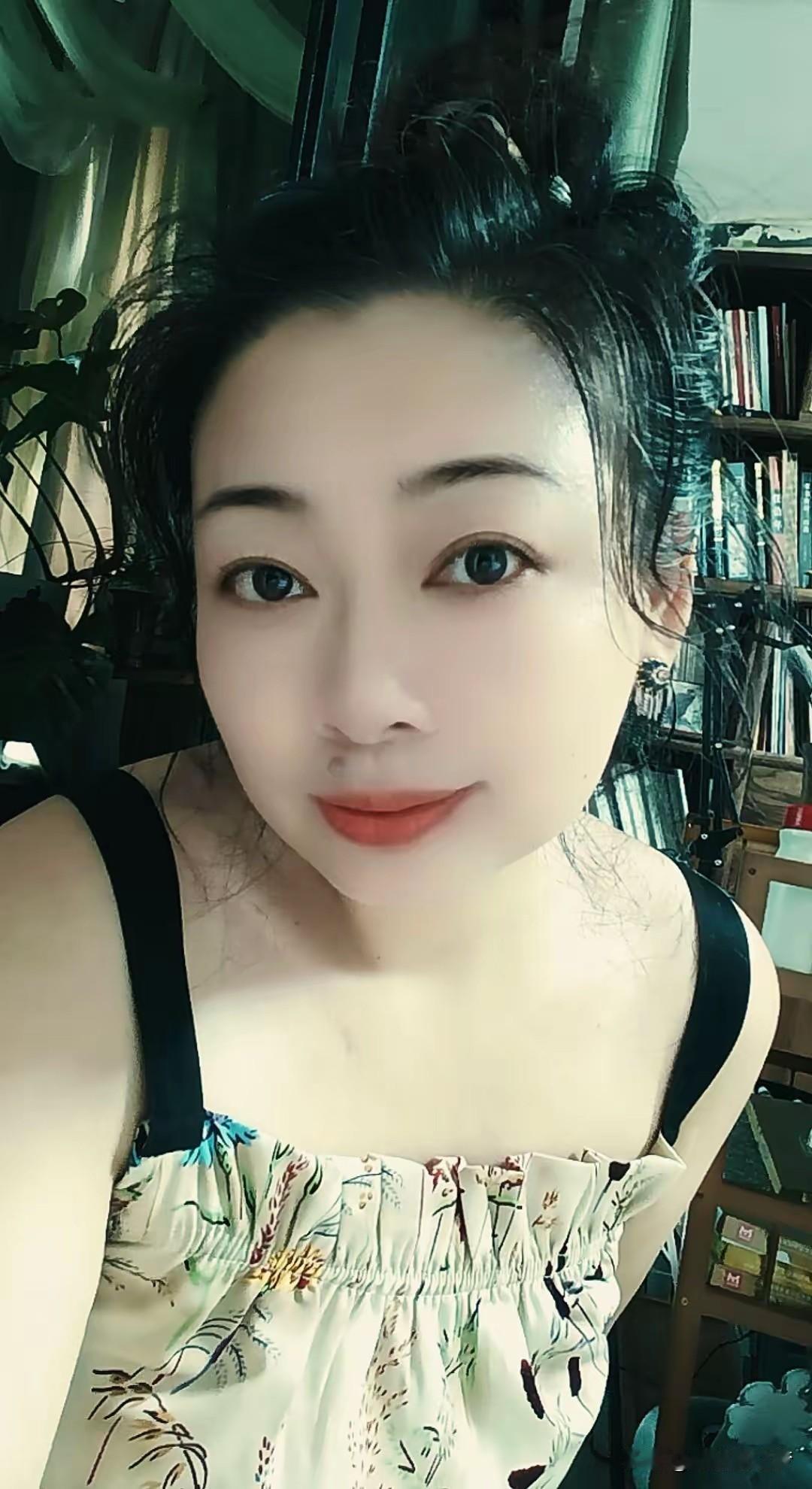 《红楼梦》中的贾政，谐音便是“假正经”。他教育贾宝玉的方式简单且粗暴，不是棍棒相
