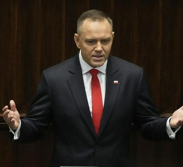 “失去表现爱国的机会，可耻！”波兰总理图斯克在社交媒体上，指着自家总统的鼻子就是