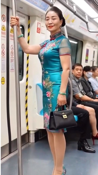 真佩服这些地铁上摆拍的大妈们，为了摆拍可真是煞费苦心啊，虽然年龄不小了，但还能驾