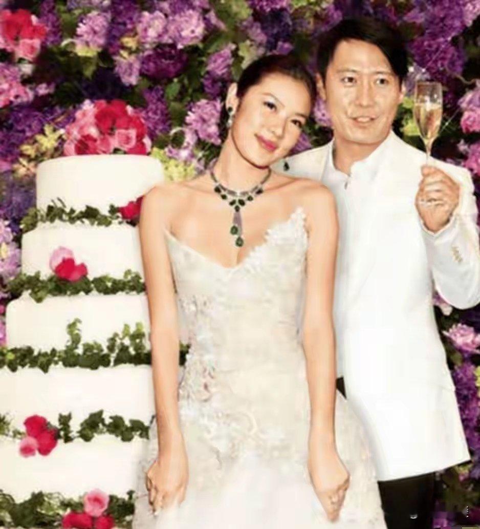 黎明现任妻子陈泳仪，颜值不及乐基儿，却凭一副旺夫相收获安稳幸福提起黎明，大家都会想起他和乐基儿那段轰