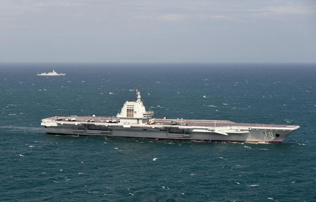 大型载机鱼雷艇实锤直接上了6联装发射器，左右各一，火力持续性很强。定