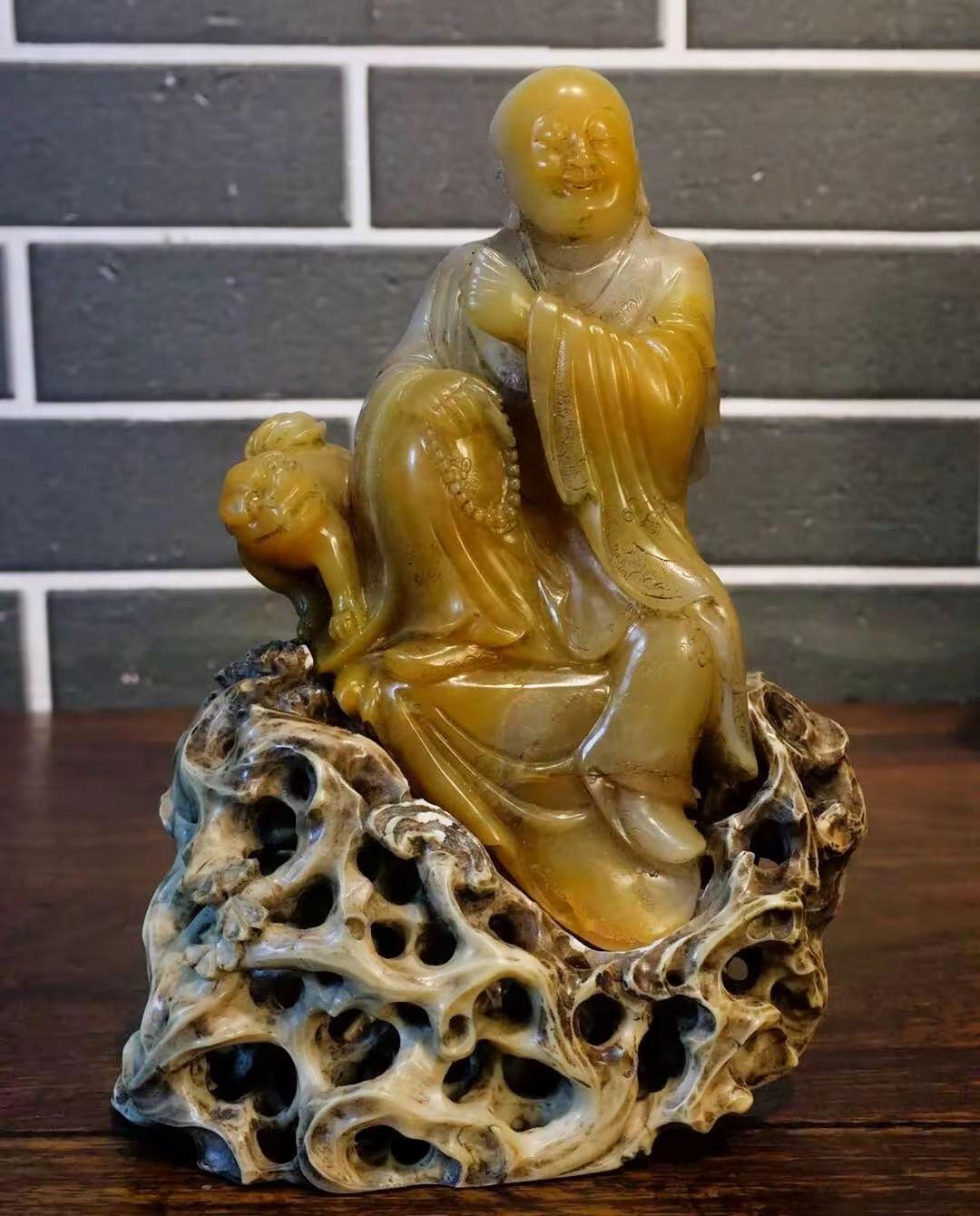 寿山田黄石罗汉戏狮摆件器物基础信息名称：寿山田黄石罗汉戏狮摆件材质：寿山田