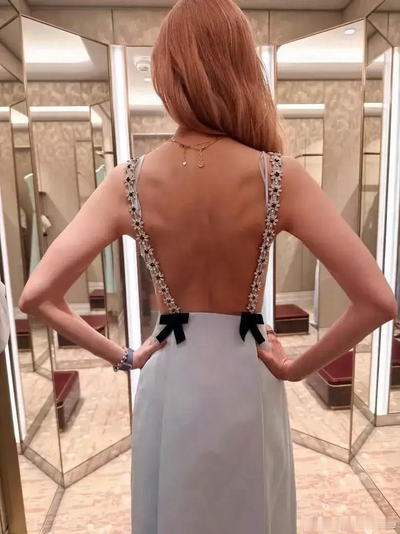 55岁李嘉欣晒性感美背，身材纤瘦无赘肉，和儿子伦敦相聚被偶遇！