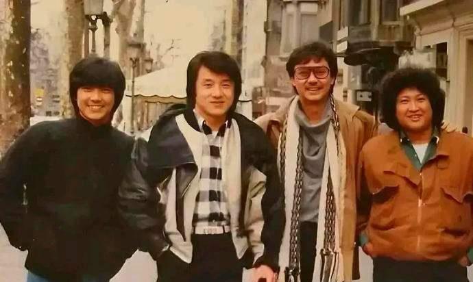 我敢打赌：这张珍贵的老照片里，98%的人都认不全里面的港星！我只一眼认出了成龙