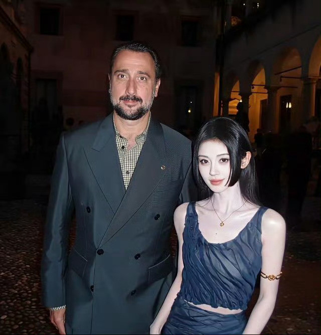 白鹿，赵露思，鞠婧祎，杨颖这四位美女和总裁的合照，你喜欢谁？
