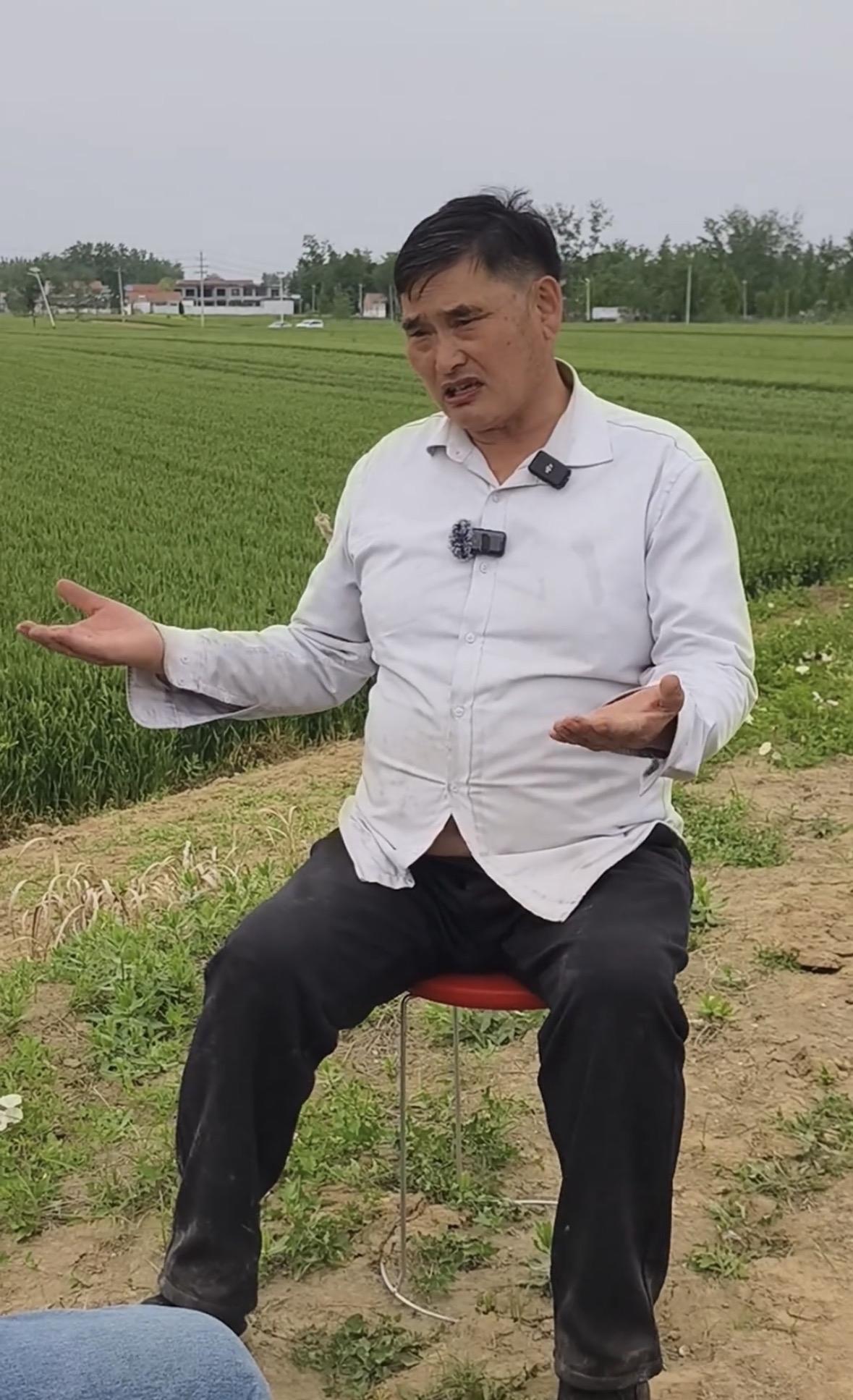 大衣哥孝敬父母不能等，大衣哥朱之文接受采访什么都能等孝敬父母不能等。大衣哥也