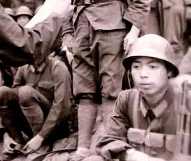 1984年老山，22岁陈洪远迷了路，误入1个山洞。手电筒的光束在岩壁上晃出细