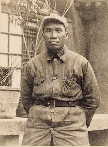 1931年，朱德找一个俘虏，战士却说：“他拿着2块大洋回家了。”朱德亲自骑马去找