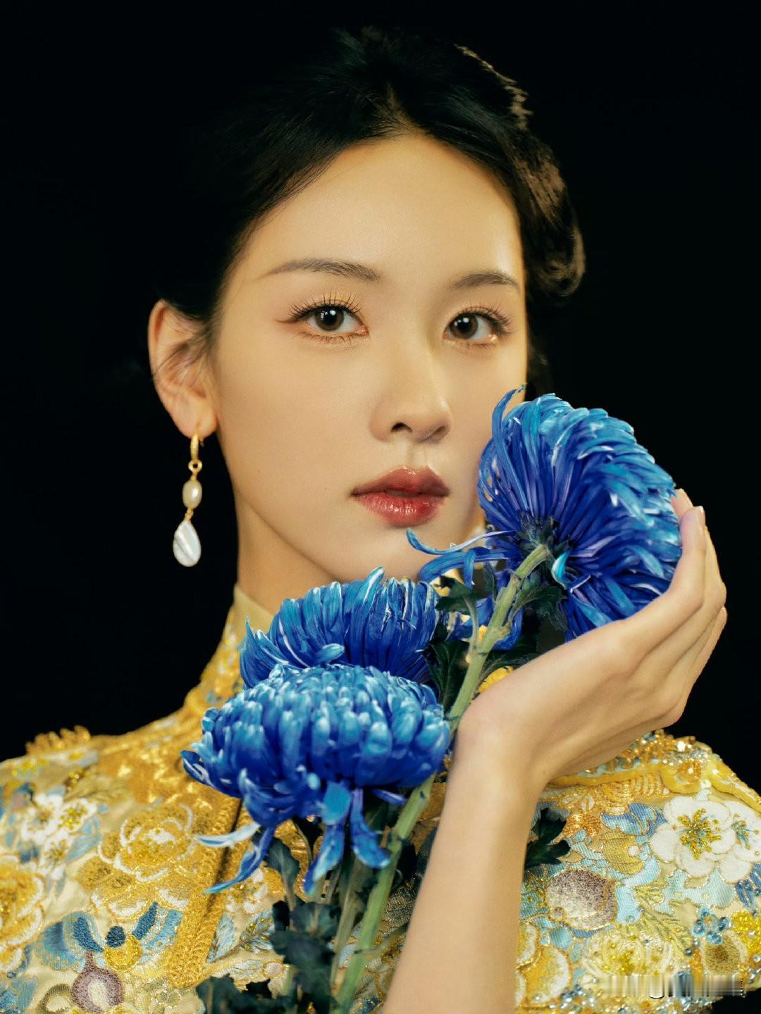 陈都灵在2026非遗晚会上的旗袍造型太绝了！她穿的南京云锦“锦绣云间”旗袍一亮相