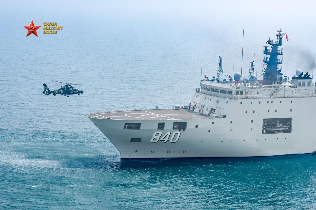 840“明镜湖”打捞救生船，降落的是1架空军的直-9直升机。“明镜湖”舰是新一