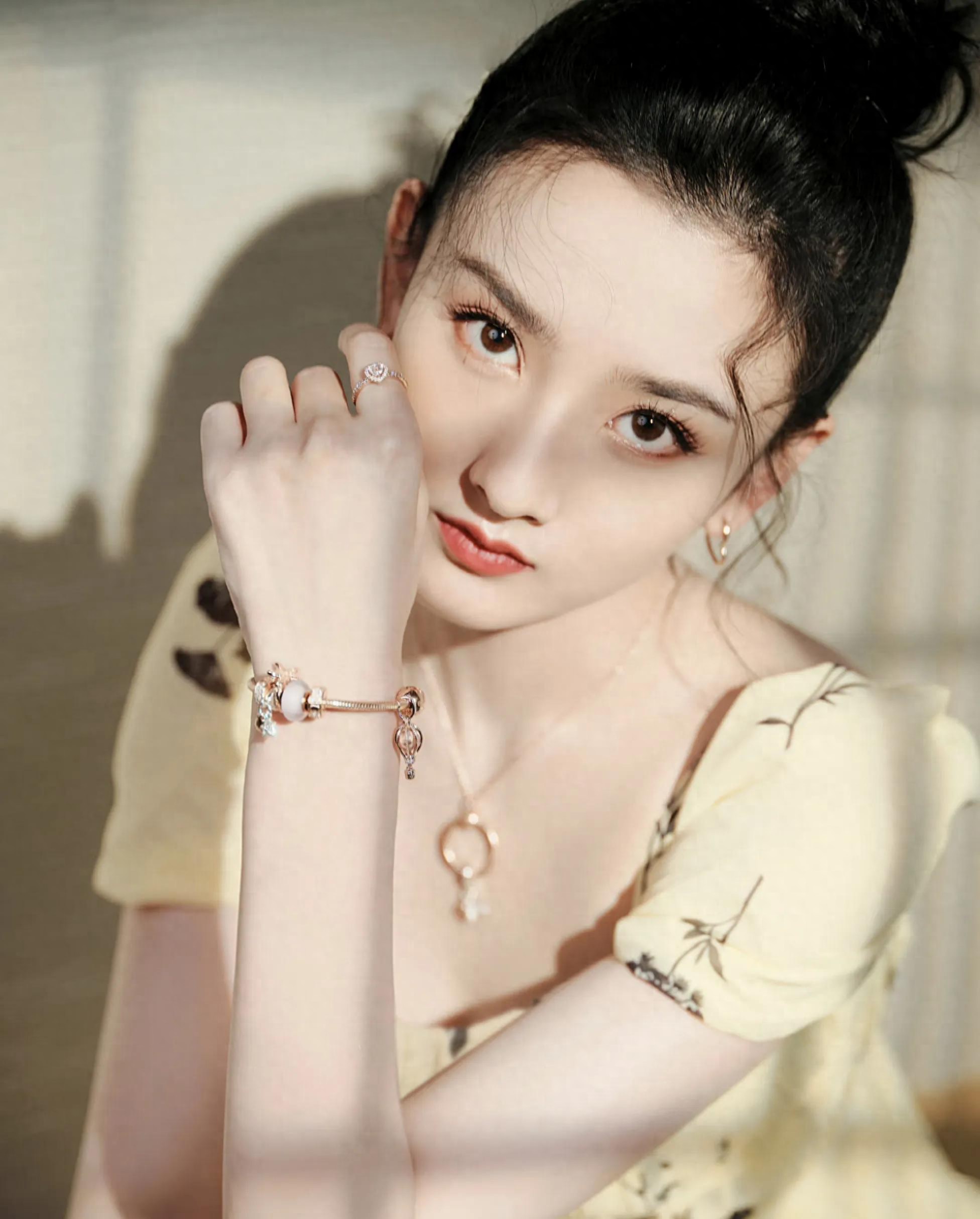 女星宋祖儿时尚写真：呆萌可爱、青春风采