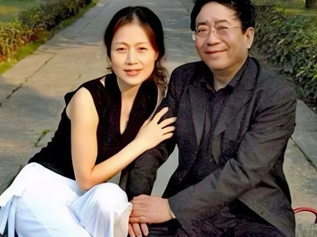 在一次青歌赛上，主持人问一位歌手：“小桥流水人家”的下一句是什么？结果这位歌手的