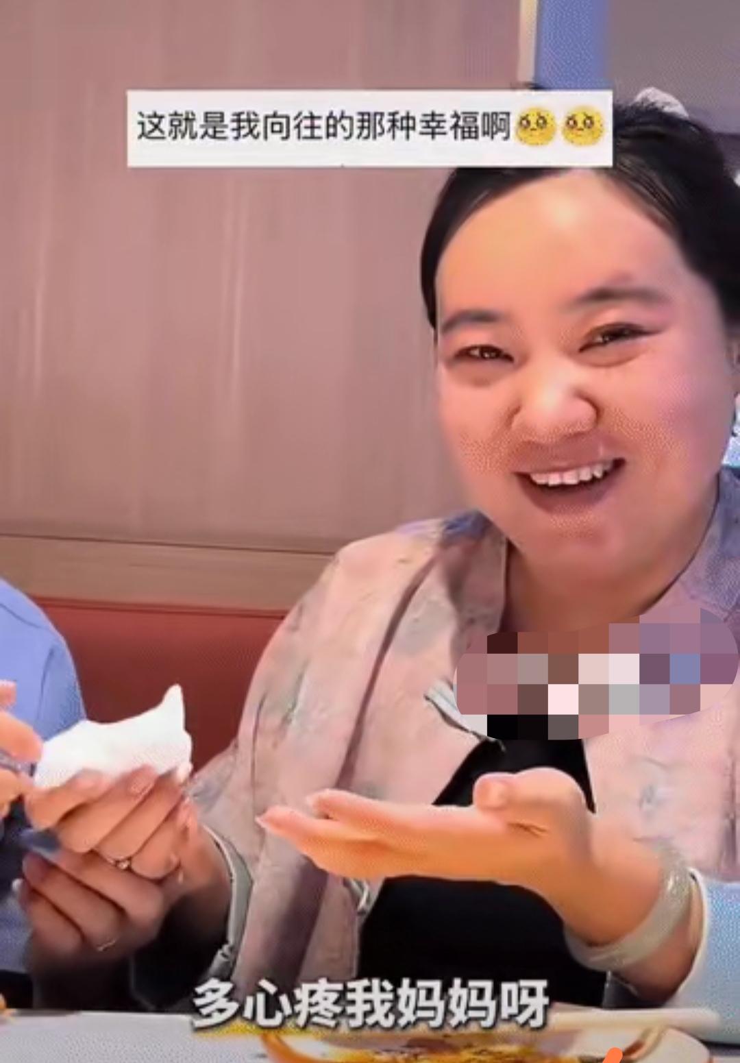 上新华社了！”甘肃，一家三口在外吃饭点了一大盆虾，爸爸率先拿起虾来剥，原以为他剥