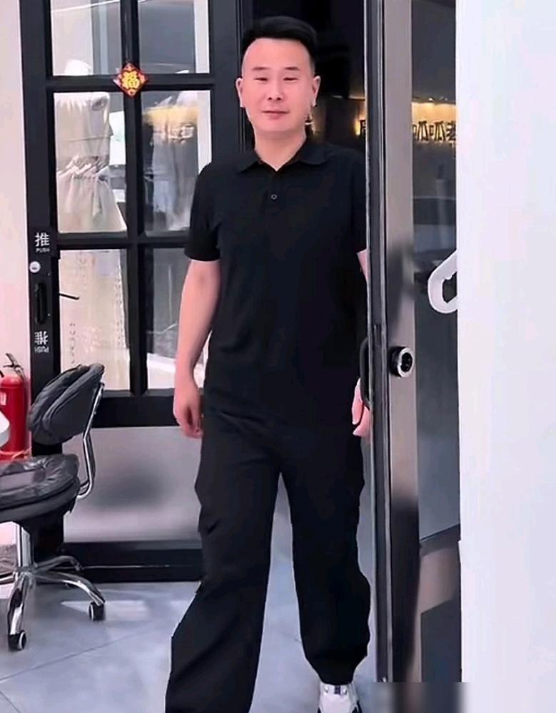 前儿媳那边敲锣打鼓晒新老公，你猜大衣哥家什么反应？我告诉你，屁都没有。记者话筒怼