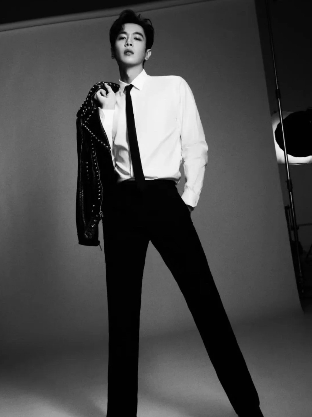 张若昀的腿长居然差不多是上半身的两倍大腿看上去居然和小腿也差不多长肯定不完全一