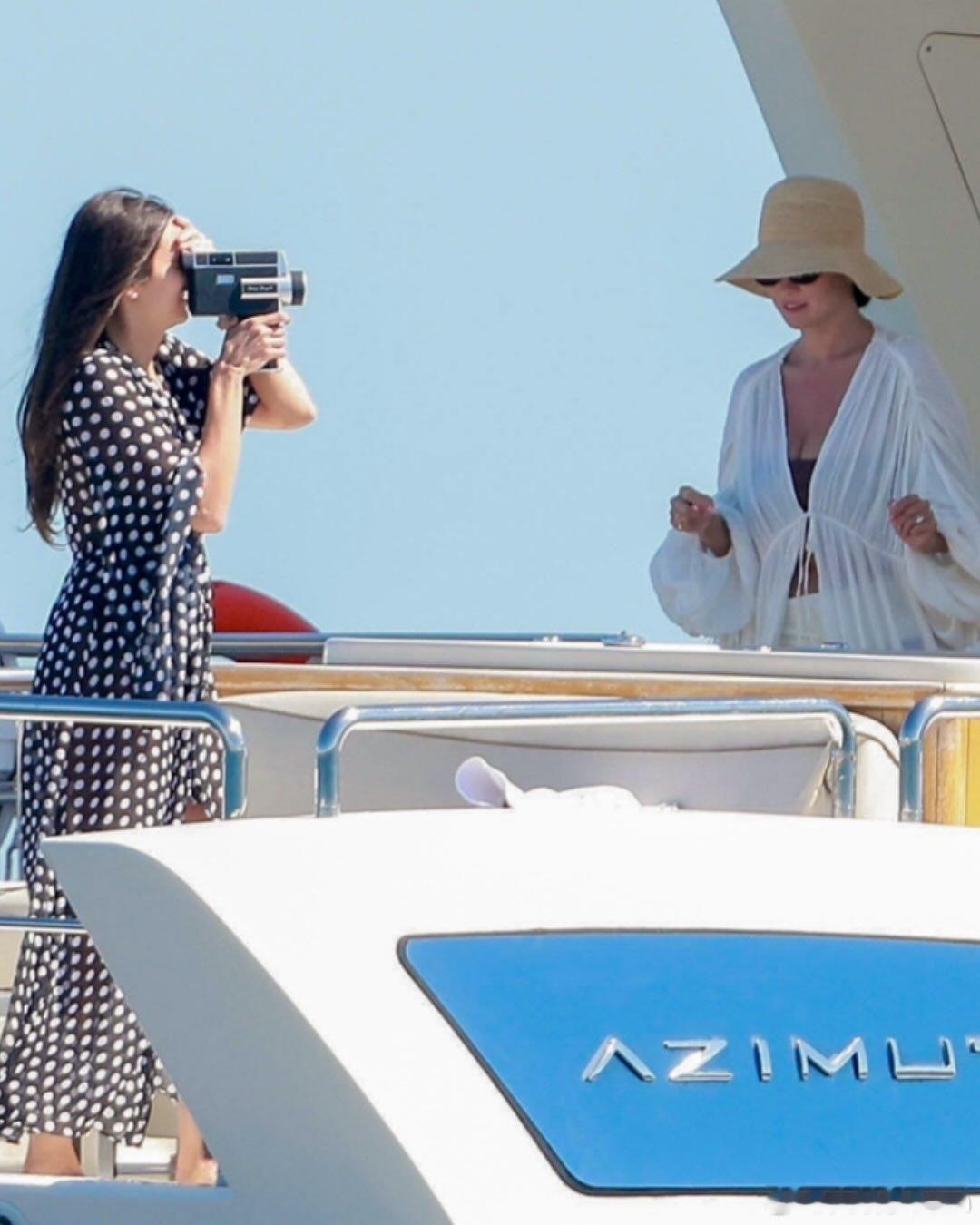 SelenaGomez赛琳娜戈麦斯和NinaDobrev等朋友一起出海，在墨