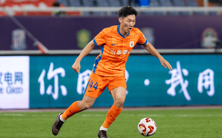 足球报: 泰山队应加强年轻球员培养, 引进一名优秀外援中卫